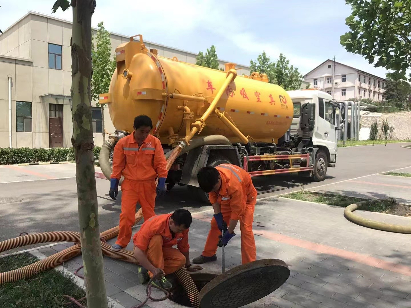 夏邑管道疏通车停在窨井附近