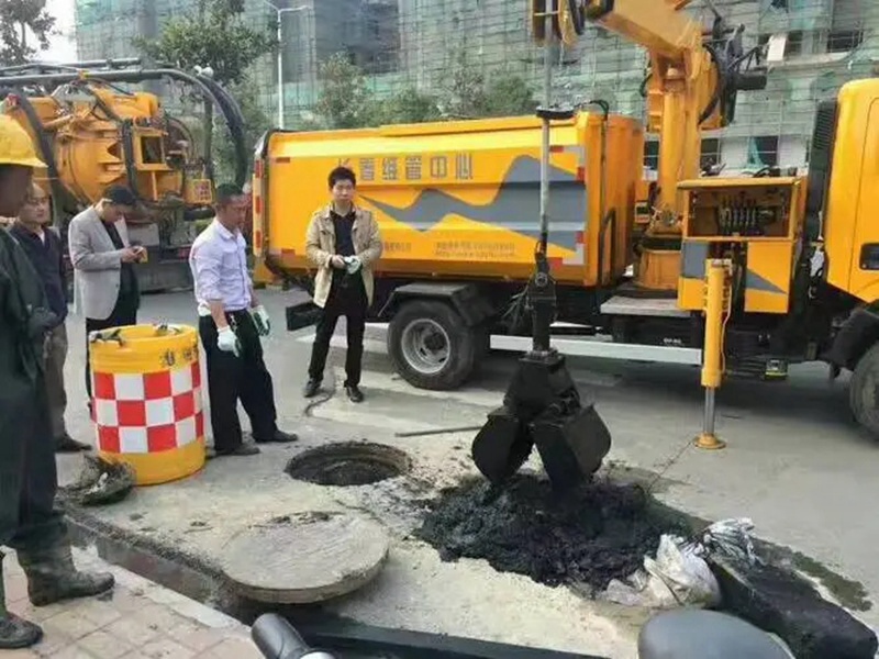 夏邑街道：网格员化身“清道夫”，为民解忧疏通“堵心”化粪池